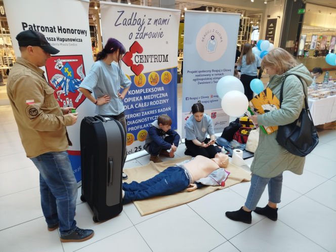 Uczennice IV LO szkolą Siedlczan z udzielania pierwszej pomocy