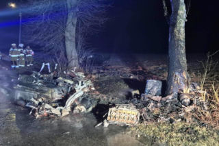 Pieńki: Auto uderzyło w drzewo i stanęło w płomieniach. Jedna osoba nie żyje!