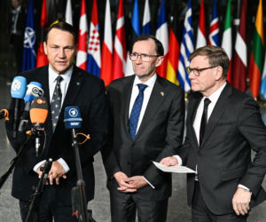 Minister spraw zagranicznych RP Radosław Sikorski przed posiedzeniem ministrów spraw zagranicznych państw NATO