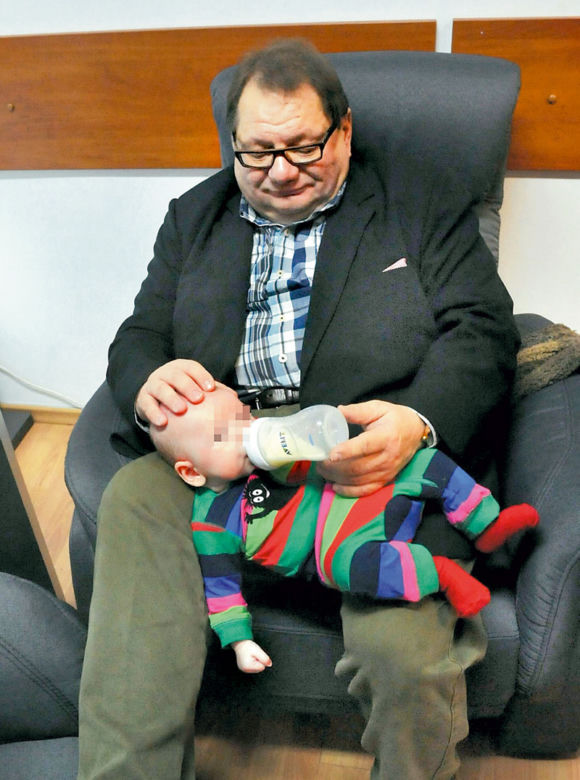 Kalisz karmi syna mlekiem 