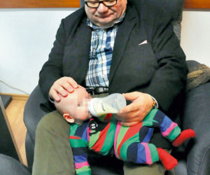 Kalisz karmi syna mlekiem 
