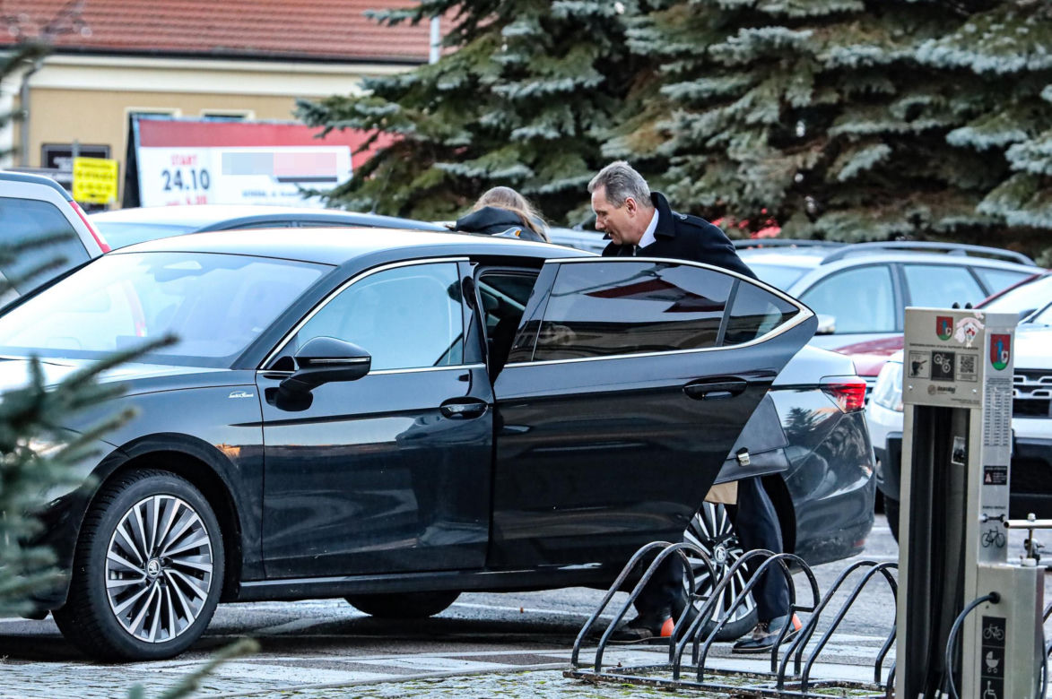 Limuzyna dla starosty, złom dla dzieci z domu dziecka