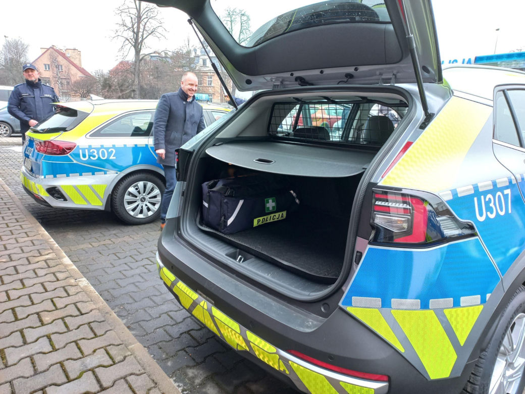 Trzy nowe radiowozy dla policji w Lesznie. Od kogo i do czego?