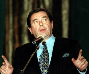 Niegdyś bożyszcze tłumów jako Janek Kos. Tak przez lata zmieniał się legendarny aktor Janusz Gajos