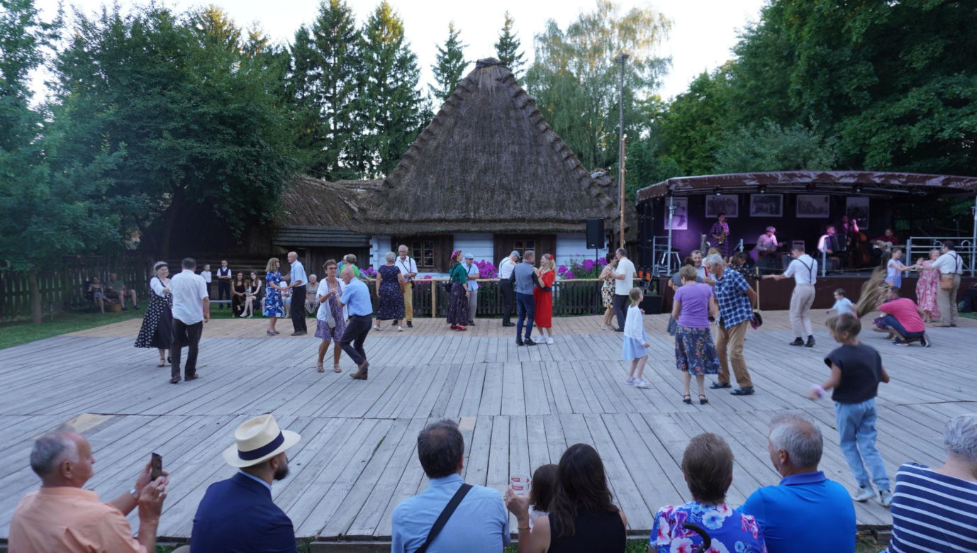 Sielanka na parkiecie w Muzeum Wsi Lubelskiej pod gołym niebem! Za nami kolejna potańcówka w rytmie miejskiego folkloru z Warszawy i Lwowa