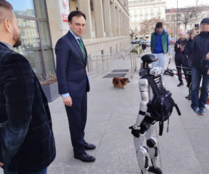 Spotkanie ministra finansów z robotem