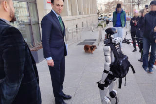 Spotkanie ministra finansów z robotem