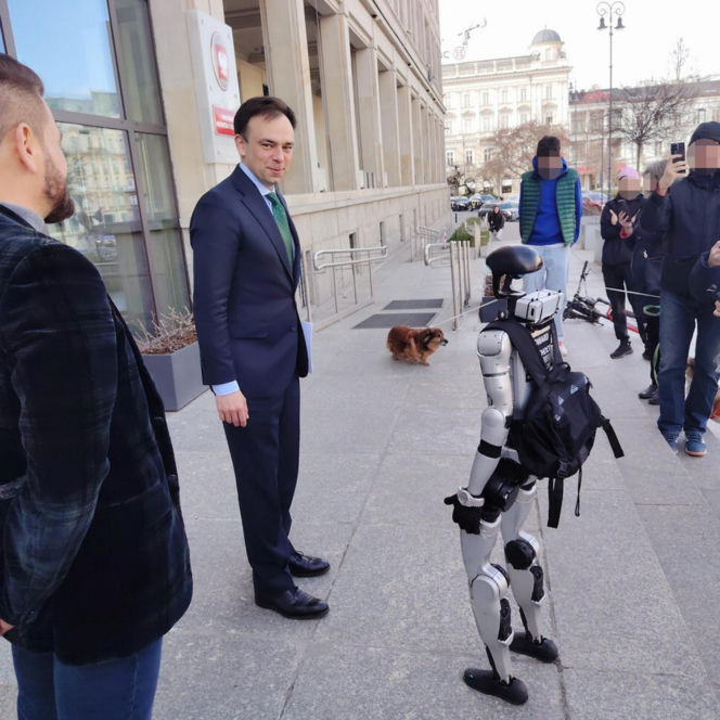 Spotkanie ministra finansów z robotem
