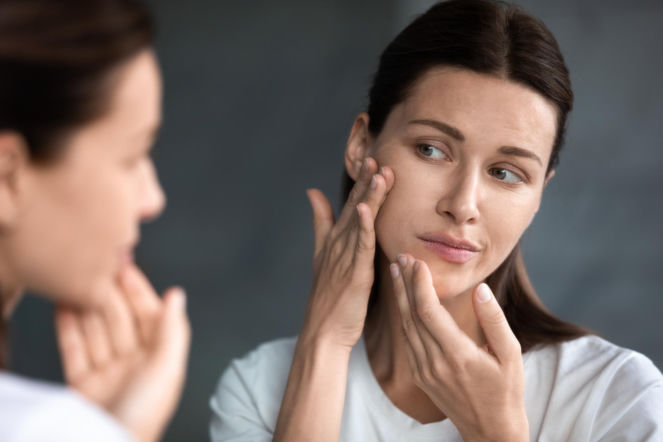 Wyciskanie krostek zwiększa ryzyko blizn. Dermatolodzy zwracają uwagę na stan zapalny