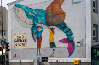 Nowy mural na Pradze Północ. Ma skłonić przechodniów do refleksji