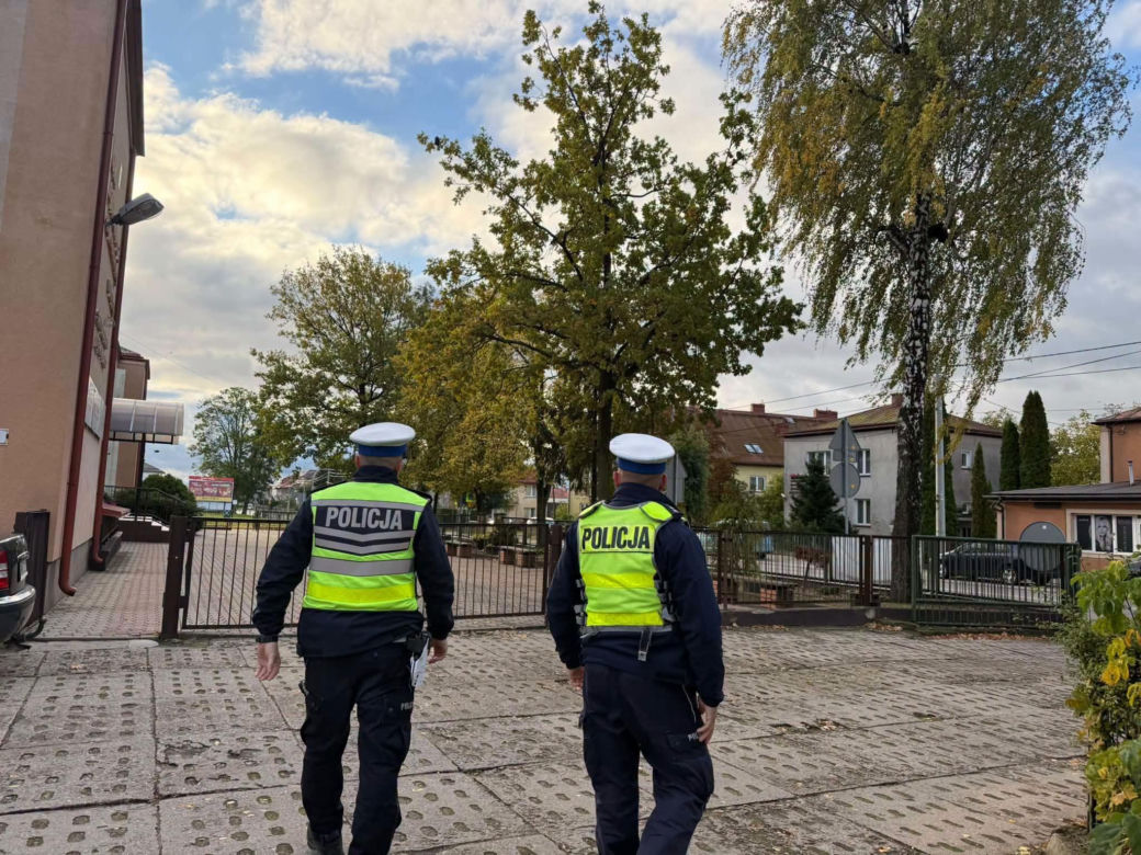 Radiowozy przed szkołami w Podlaskiem. Policja uspokaja rodziców i uczniów