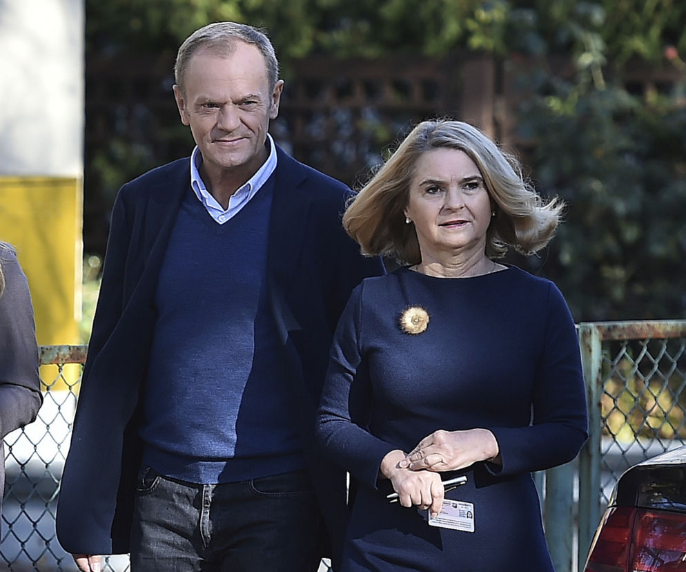 Donald Tusk i Małgorzata Tusk idą obok siebie. O zeznaniach żony premiera w sprawie kradzieży auta przeczytasz na Eska.