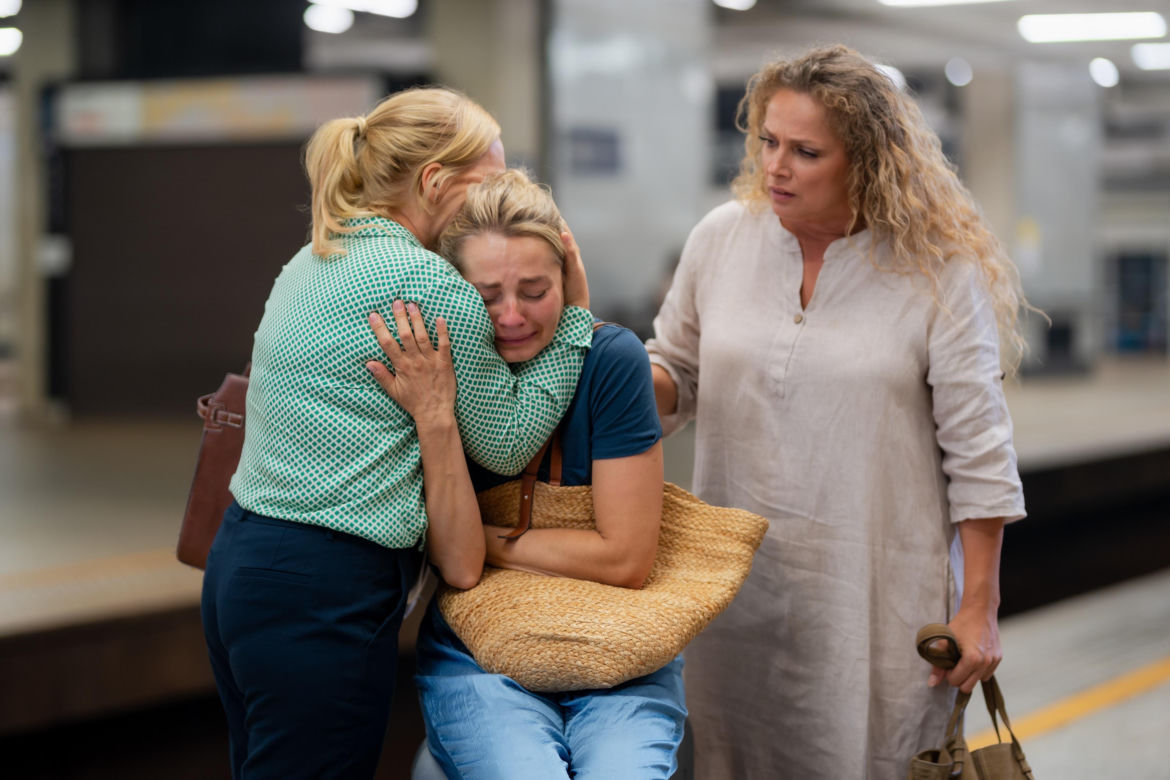 Przyjaciółki 22 sezon odc. 256. Inga (Małgorzata Socha) Anka (Magdalena Stużyńska), Patrycja (Joanna Liszowska)
