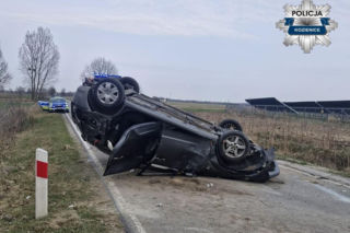 Z 3-letnim dzieckiem dachowała autem. Nagranie mrozi krew w żyłach