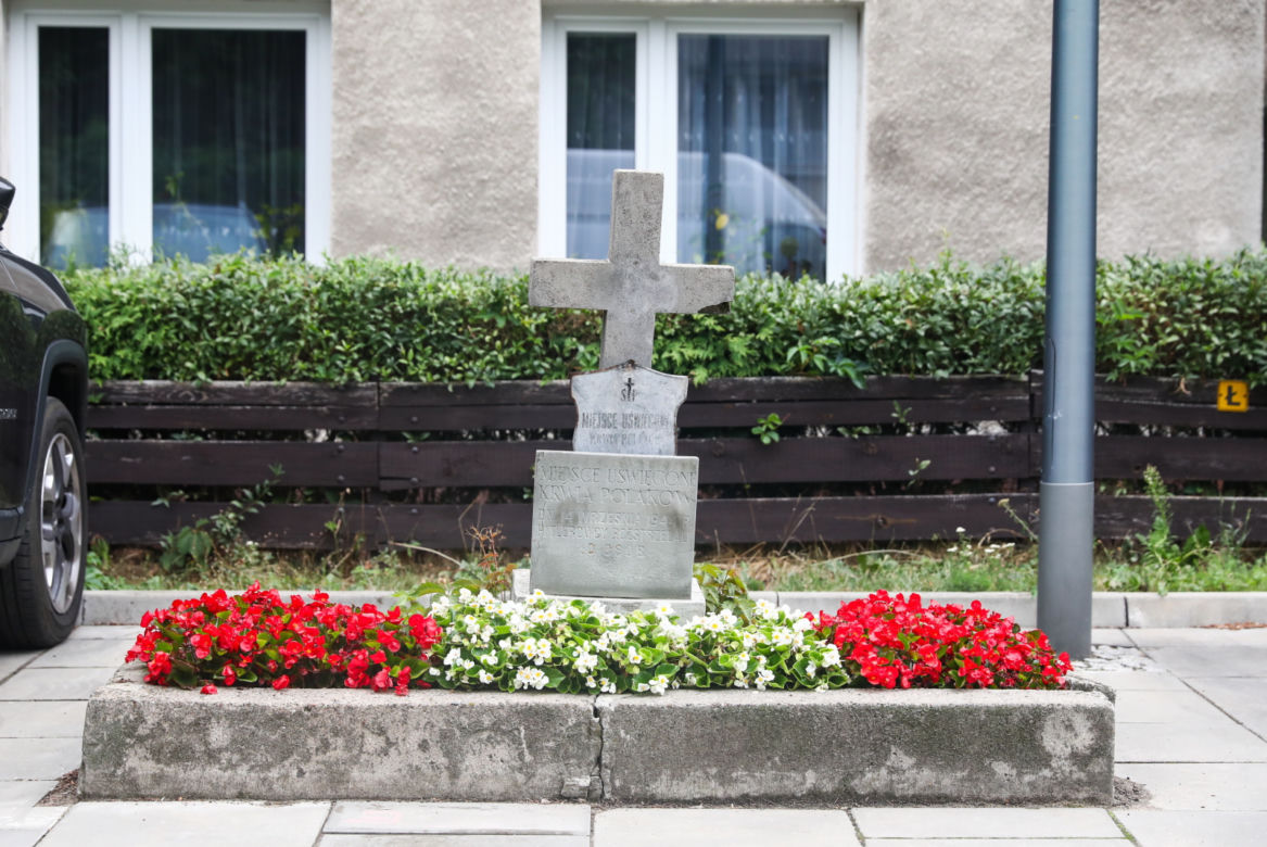 Symboliczny grób przy budynku na ul. Gdańskiej 12