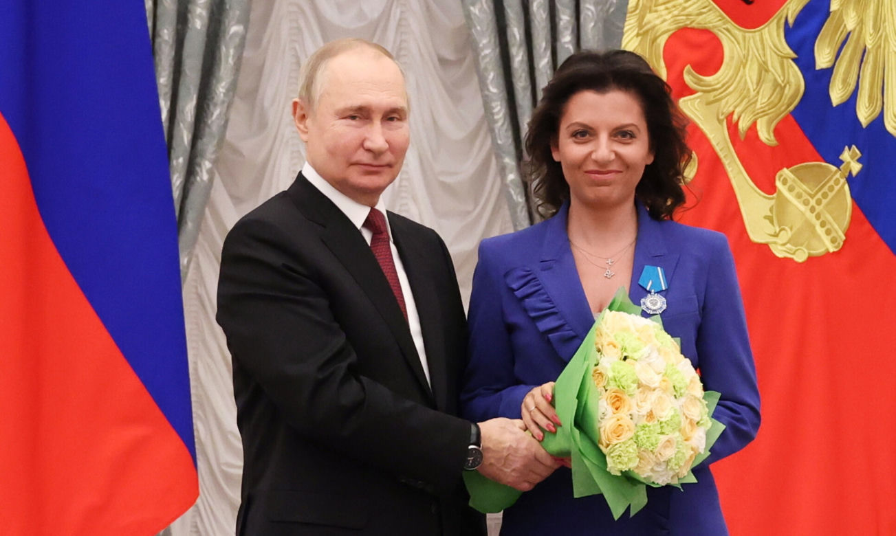 Putin wręczył order swojej pupilce. Ona prawie wsadziła mu język do ucha. Potem powiedziała coś strasznego