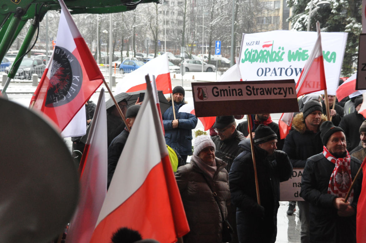 Protest rolników przed Urzędem Wojewódzkim w Kielcach