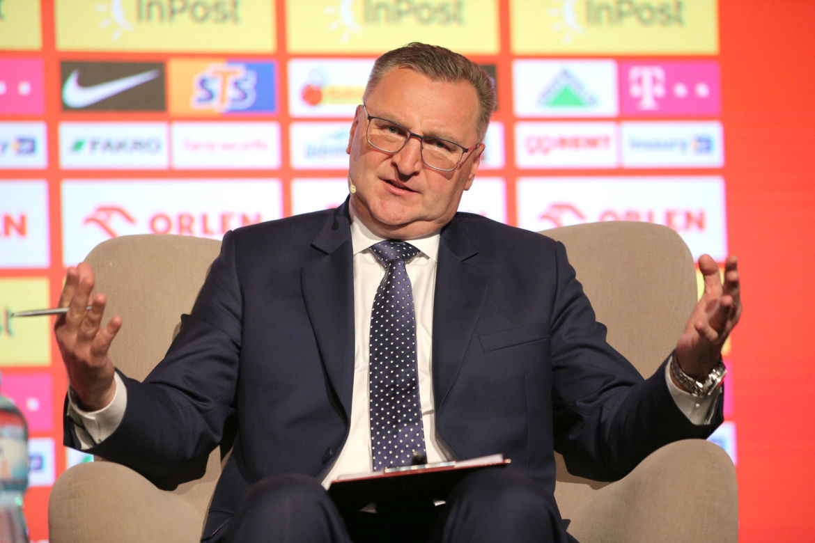 Czesław Michniewicz na spacerze z psem