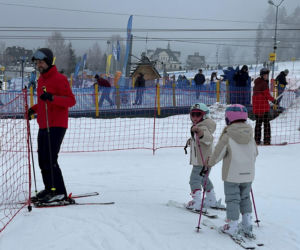 Kosiniak-Kamysz uczy dzieci szusować