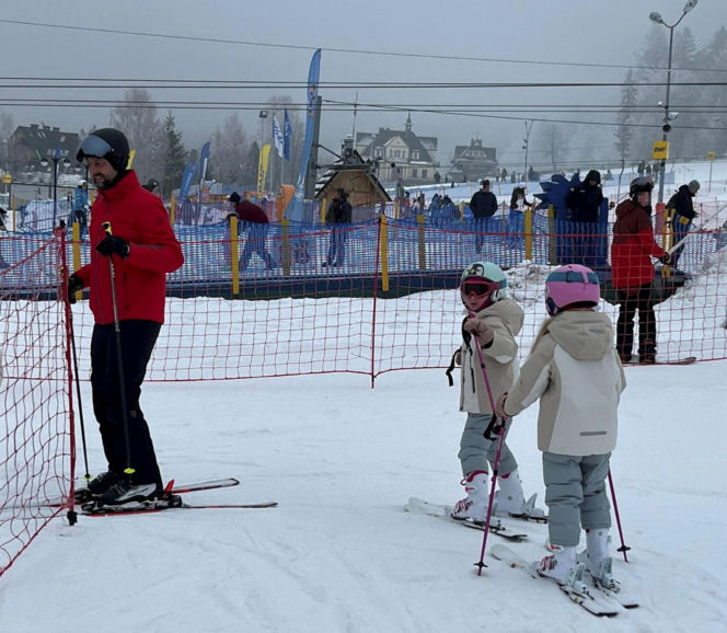 Kosiniak-Kamysz uczy dzieci szusować