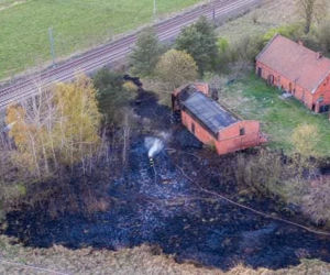 Groźny pożar w Dobromierzu! Z ogniem walczyło kilka zastępów straży pożarnej! [ZDJĘCIA]