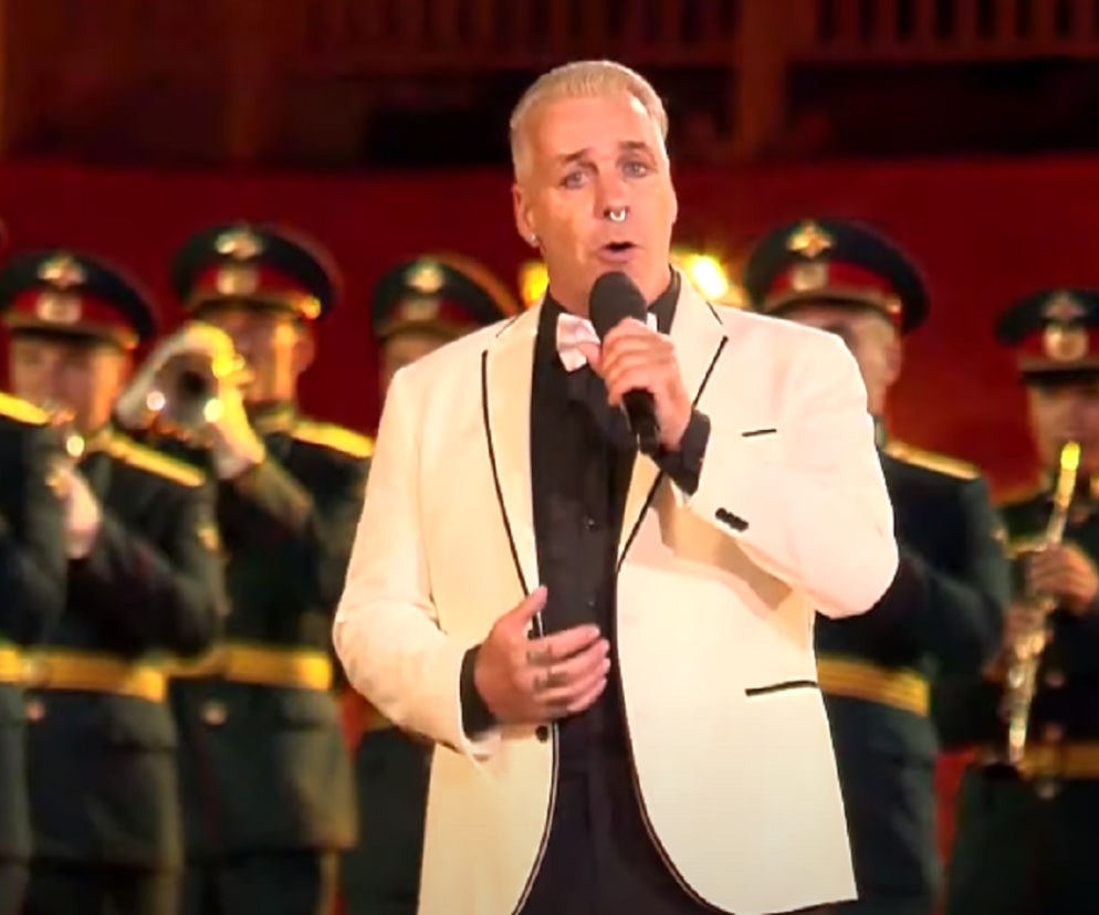 Till Lindemann wystąpił na Placu Czerwonym w Moskwie. Wokaliście towarzyszyły orkiestry wojskowe