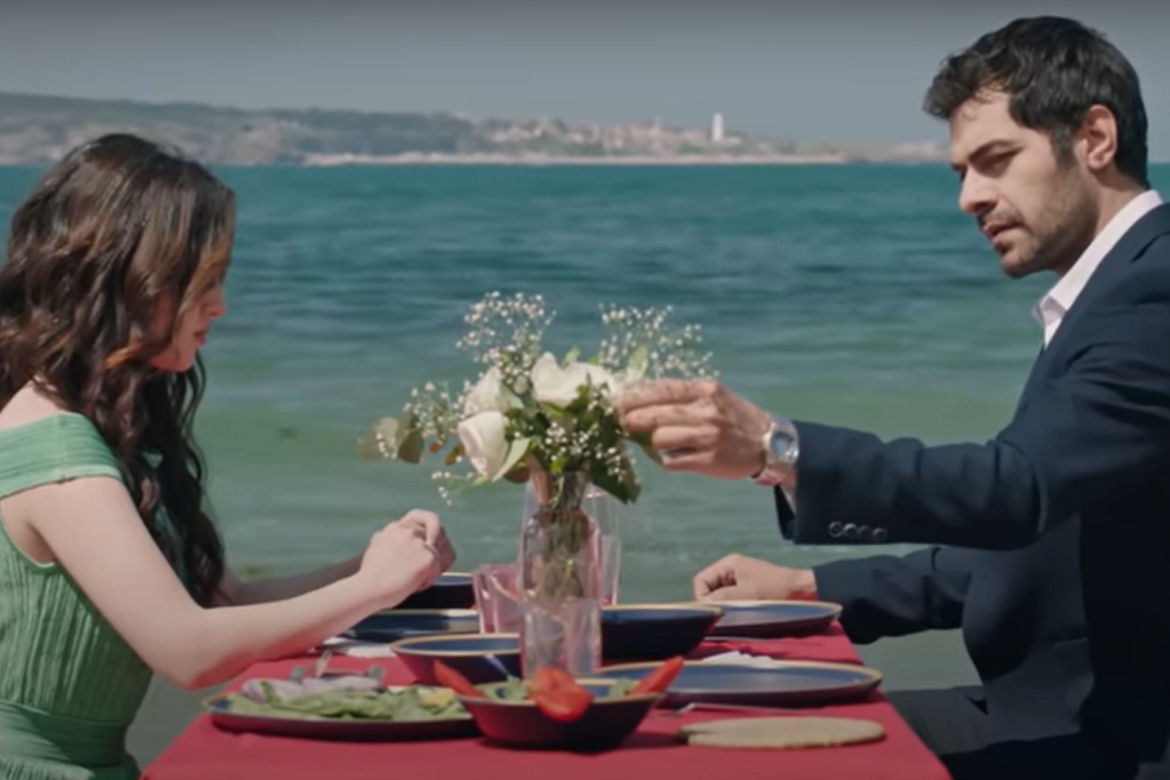 Wichrowe wzgórze. Zeynep i Halil razem nad brzegiem morza. Co to za okazja? 