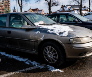 161 mandatów za parkowanie o wartości 32 tysięcy złotych! Auto od 1.5 roku stoi przy ul. 3 Maja w Gdańsku
