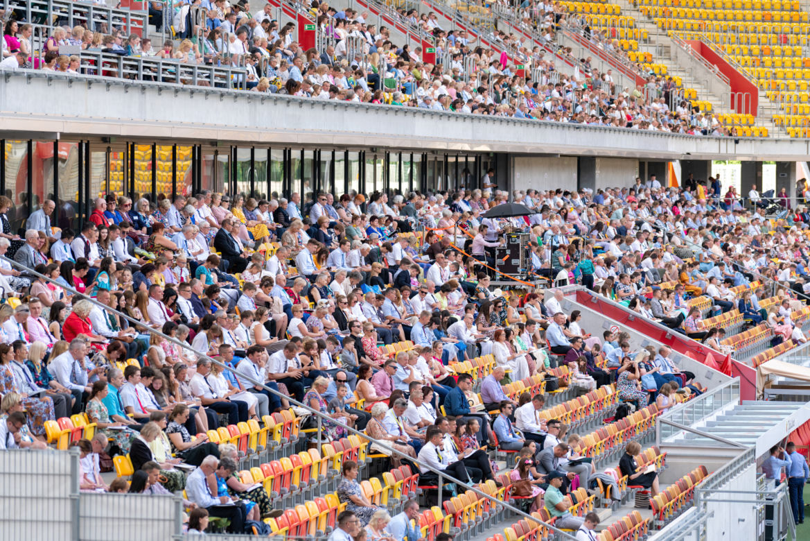 Białystok. Kongres Świadków Jehowy zgromadził tłumy na Stadionie Miejskim