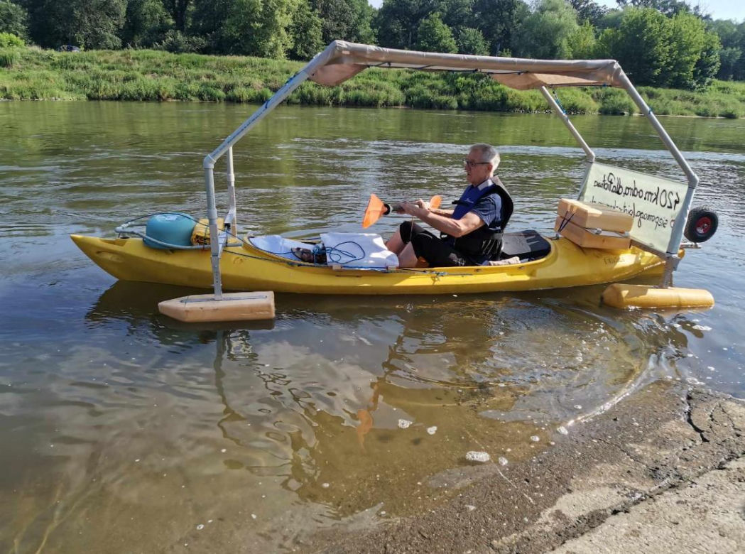 Pan Stanisław wyruszył na podróż kajakiem do Szczecina. 75-latek przepłynie 420 km dla Piotrka Kozyry!