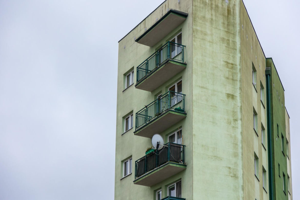 Najwęższy blok w Warszawie - zdjęcia. Zobacz budynek z Odkrytej 55C
