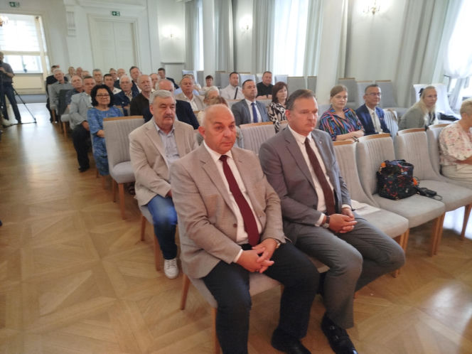 Dwie lokalne inwestycje z wysokim wsparciem unijnym. Umowy na budowę wiaduktu warszawskiego w Siedlcach i rozwój bioróżnorodności w Mrozach – już podpisane!