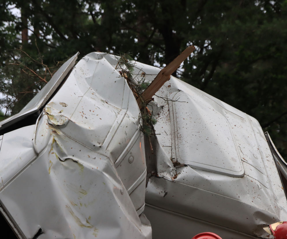 WYPADEK SAMOCHODOWY AUTO UDERZYŁO W DRZEWO