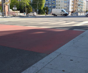 Na Sikorskiego zastosowano także śluzę rowerową
