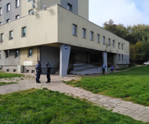 Horror w Kielcach! Mężczyzna z PODCIĘTYM gardłem! KREW przed blokiem!	