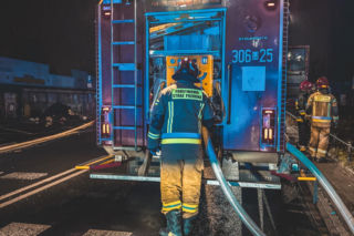 Pożar na targowisku przy ul. Bakalarskiej. Zatrzymano 36-letniego mężczyznę