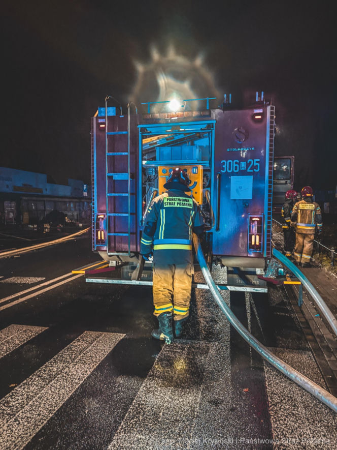 Pożar na targowisku przy ul. Bakalarskiej. Zatrzymano 36-letniego mężczyznę