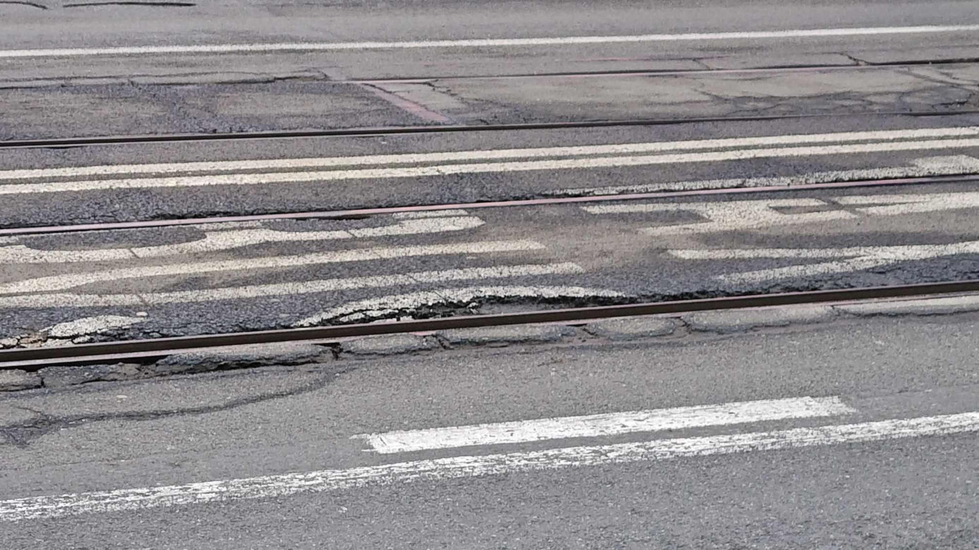 Ulica Trzebnicka we Wrocławiu się rozpada. Dziury takie, że można zostawić buty 