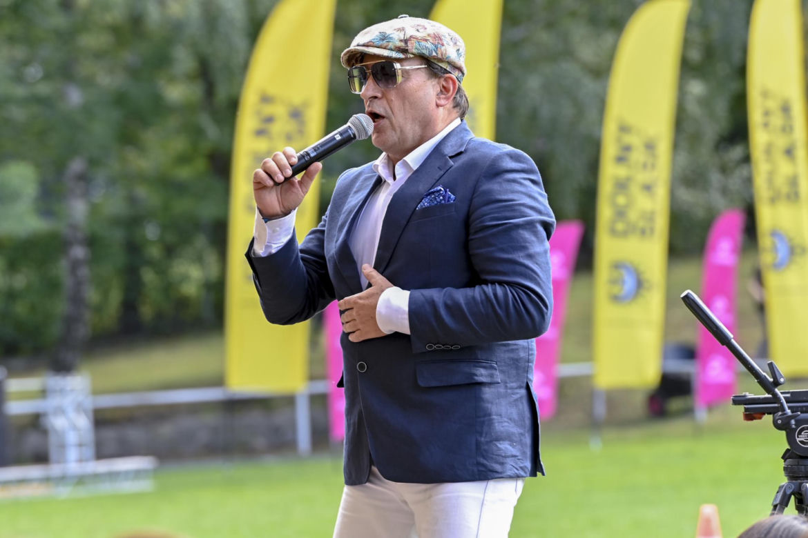 Zagrał czarny charakter w "M jak miłość", teraz zdjął buty w pociągu i zaczęła się "jazda". Nieźle oberwał