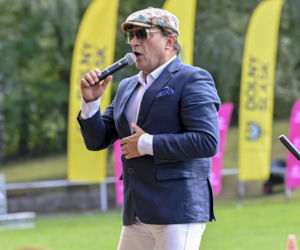 Zagrał czarny charakter w M jak miłość, teraz zdjął buty w pociągu i zaczęła się jazda. Nieźle oberwał