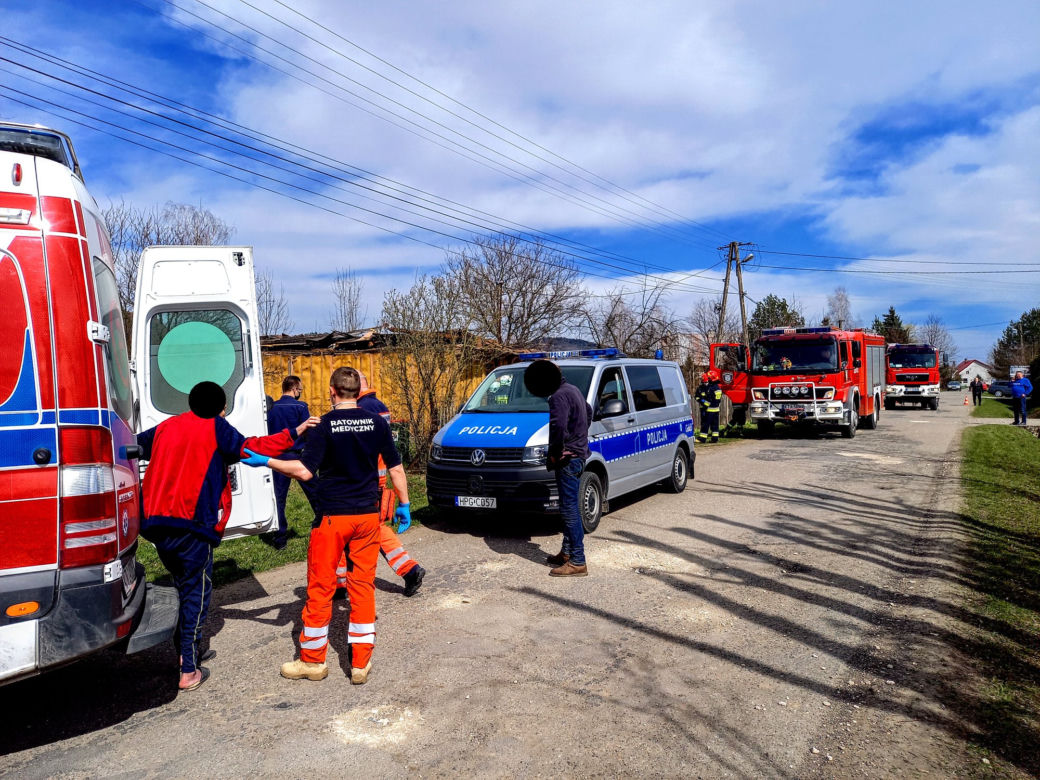 Katastrofa budowlana w Lusławicach. Starszy mężczyzna wyniesiony z domu przez policjanta i strażaka