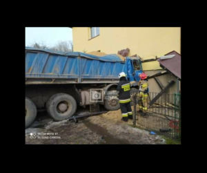 Ciężarówka pod Krakowem RĄBNĘŁA w dom! Strażacy ROZCINALI kabinę, by wyciągnąć kierowcę 