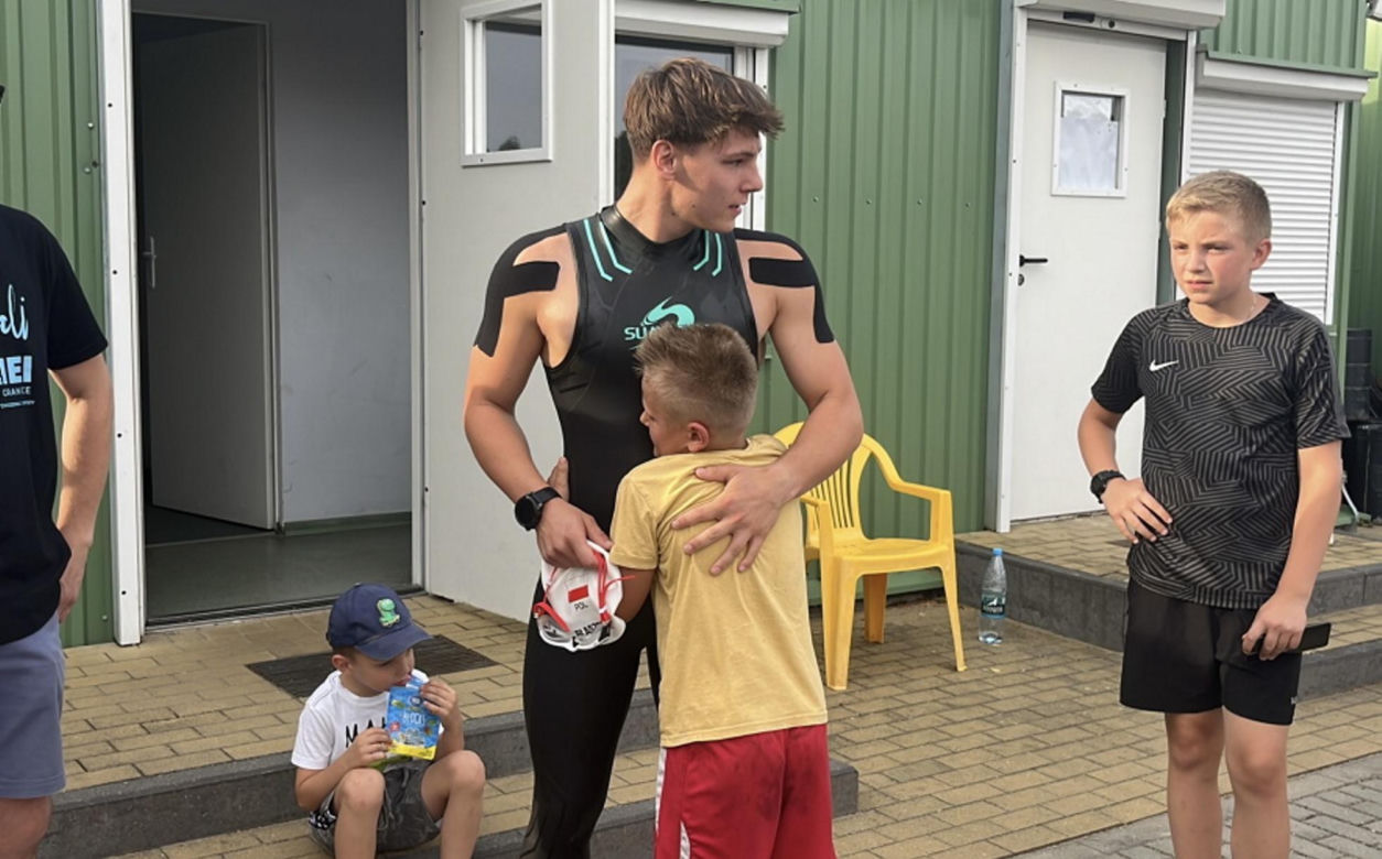 Damian Błaszczyk przez 44 godziny przepłynął 100 km pod zalewie Bojary pod Biłgorajem, kwestując w ten sposób dla 12-letniego ciężko chorego Adasia
