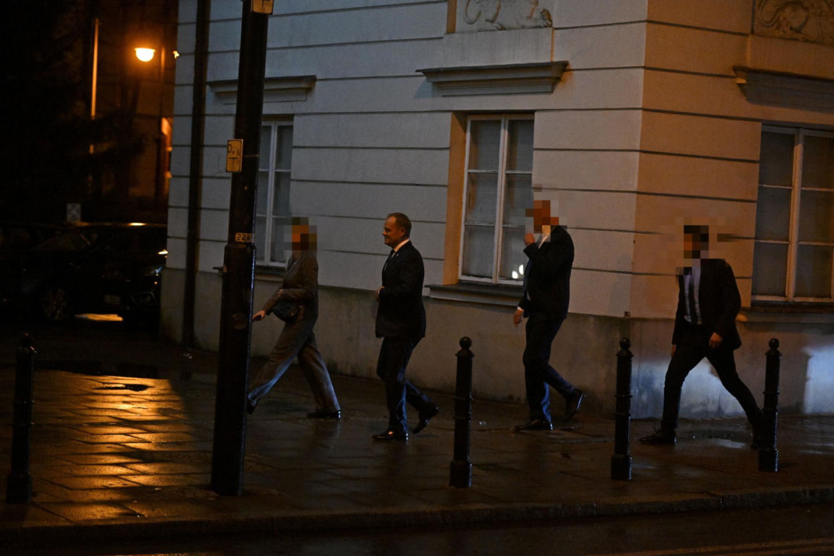 Donald Tusk i Borys Budka pod siedzibą PO