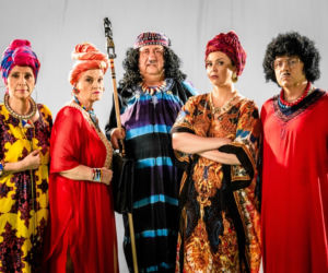 Świat według Kiepskich. Halina ( Marzena Kipiel-Sztuka), Mariolka (Barbara Mularczyk), Paździochowa (Renata Pałys), Janusz Paździoch (Sławomir Szczęśniak), Kozłowski (Andrzej Gałła)