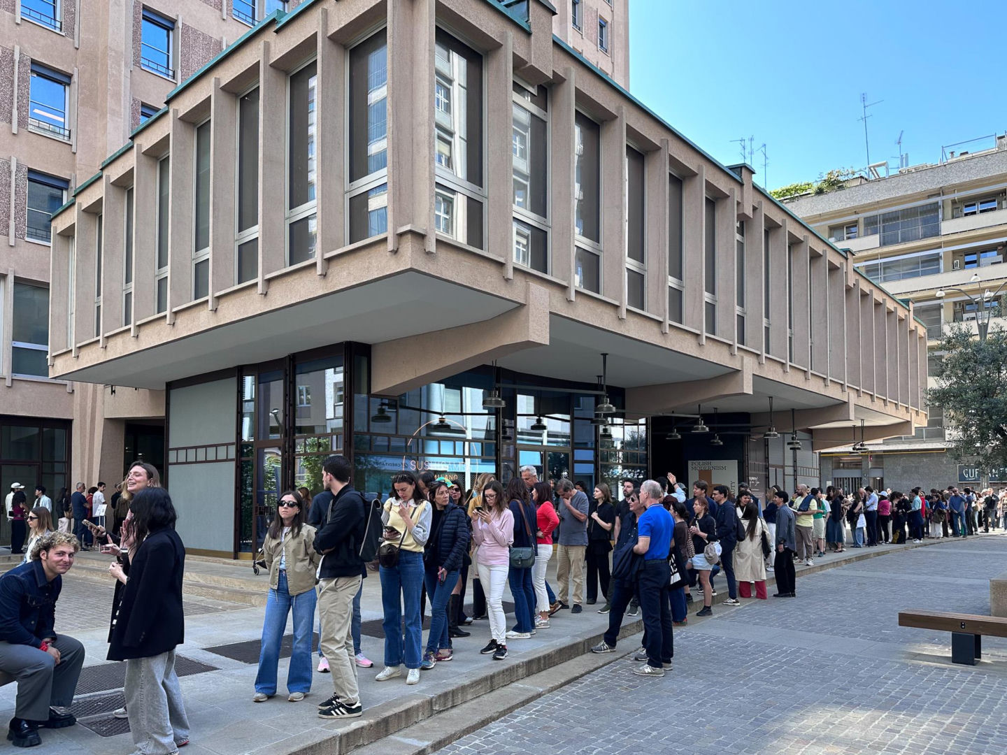 Fragment kolejki do wejścia na wystawę Polski modernizm