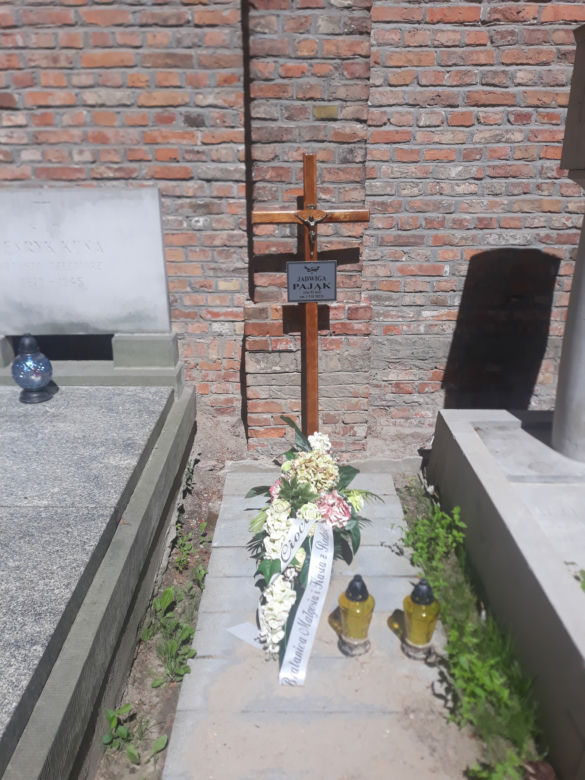 Pochował siostrę w swoim grobie