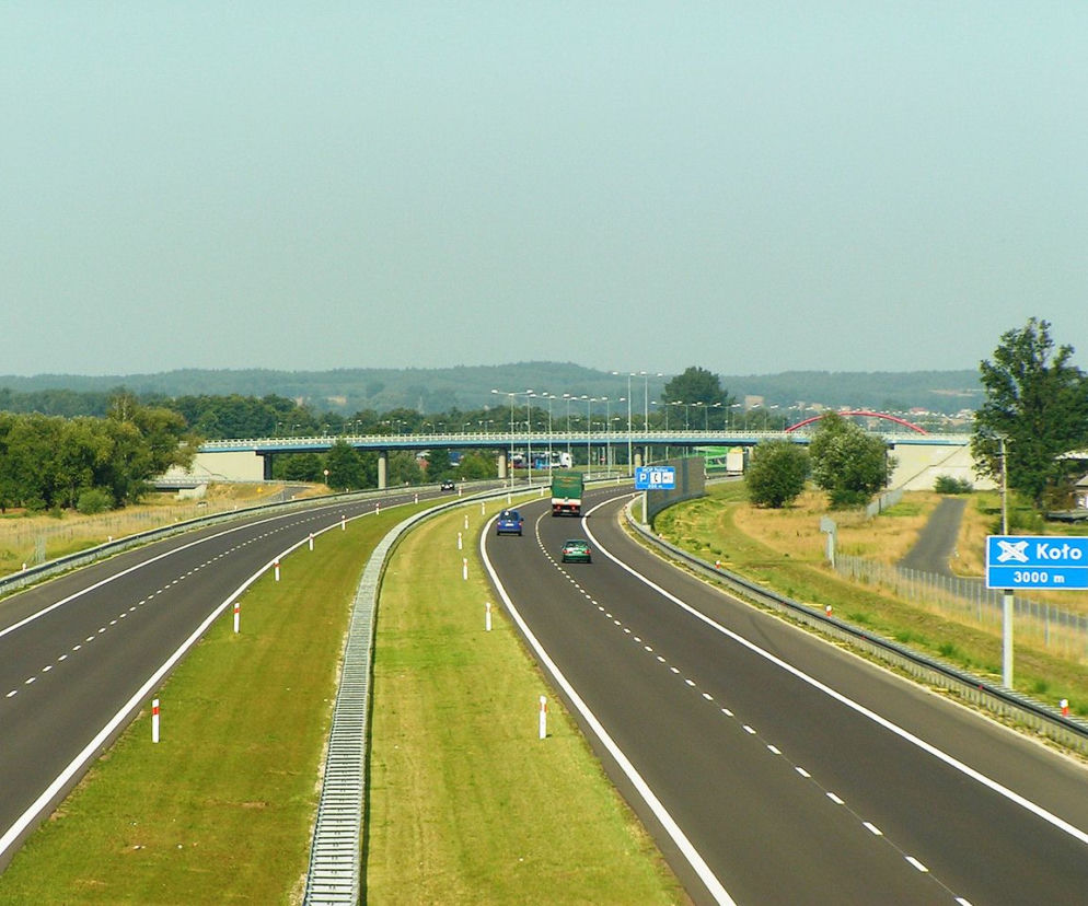 Łódzkie. Spał w maździe na autostradzie A2! Nie wiedział, gdzie się znajduje