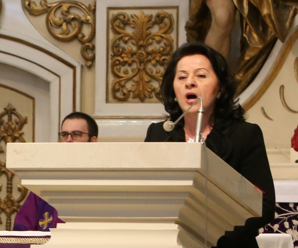 Posłanka PiS nakrzyczała na dziennikarzy i zaczęła śpiewać kolędy. Padniecie! [WIDEO]