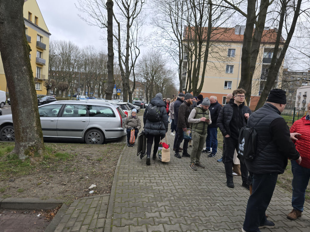 Kilkaset ludzi czeka przed wejściem do punktu obsługi grantobiorców w Tychach